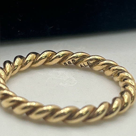 PANDORA 14K Yellow Gold Twist Ring - Picture 4 of 9